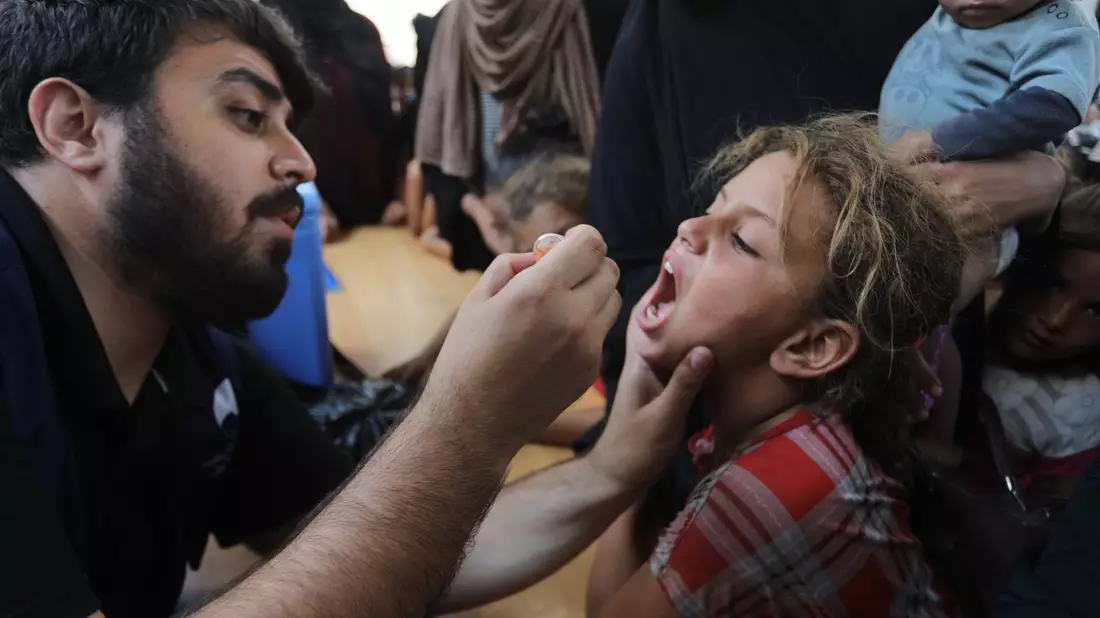 Für viele Familien ist es wegen anhaltender Kämpfe gefährlich, zu den Impfzentren zu gehen - Bild: Abed Rahim Khatib/dpa