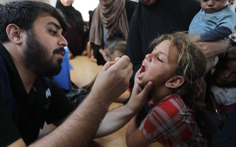 Für viele Familien ist es wegen anhaltender Kämpfe gefährlich, zu den Impfzentren zu gehen - Foto: Abed Rahim Khatib/dpa