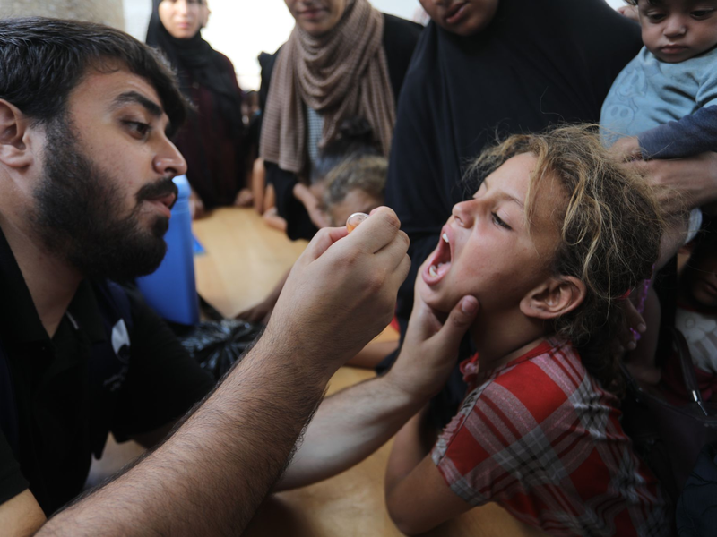 Für viele Familien ist es wegen anhaltender Kämpfe gefährlich, zu den Impfzentren zu gehen - Foto: Abed Rahim Khatib/dpa