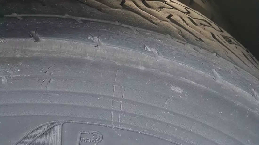 POL-HAM: Bei Ladetätigkeiten aufgefallen: Reifen eines 40-Tonners erregen Aufsehen - Bild: presseportal.de