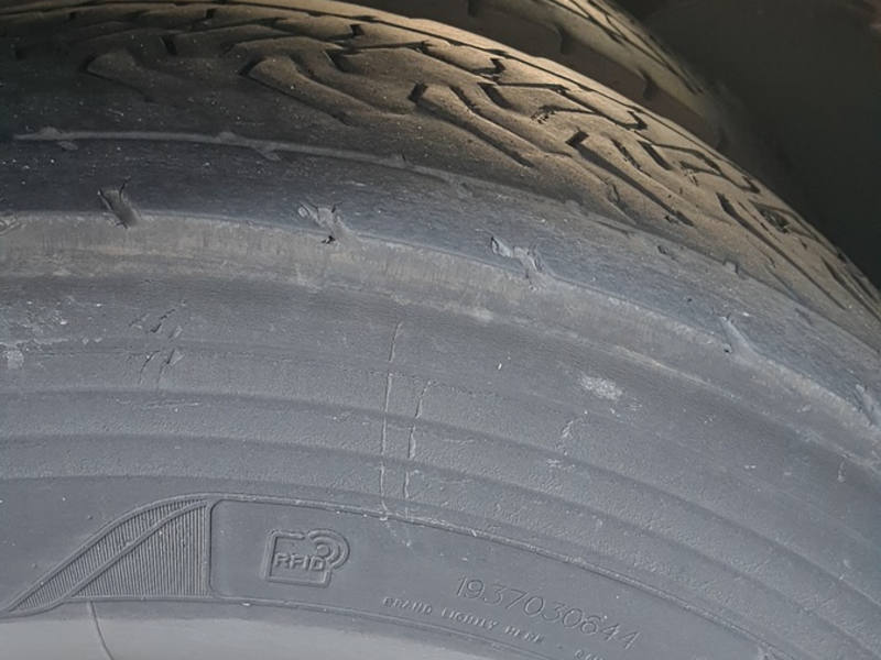 POL-HAM: Bei Ladetätigkeiten aufgefallen: Reifen eines 40-Tonners erregen Aufsehen - Foto: presseportal.de