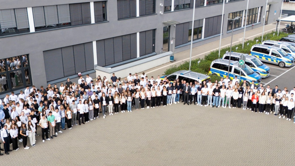 POL-AC: Das Polizeipräsidium Aachen begrüßt neue Mitarbeitende - Foto: presseportal.de
