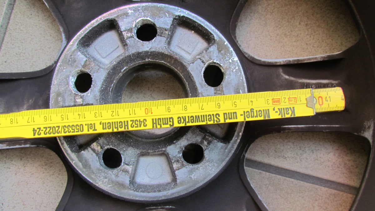 POL-HM: Radbolzen an Pkw gelöst - Polizei Bodenwerder sucht Zeugen - Foto: presseportal.de