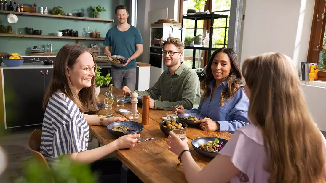 Im Land der Schnellesser: Die Deutschen mögen es sättigend und lecker - und das in maximal 30 Minuten / Repräsentative Bevölkerungsumfrage zum Thema Mittagspause - Bild: presseportal.de