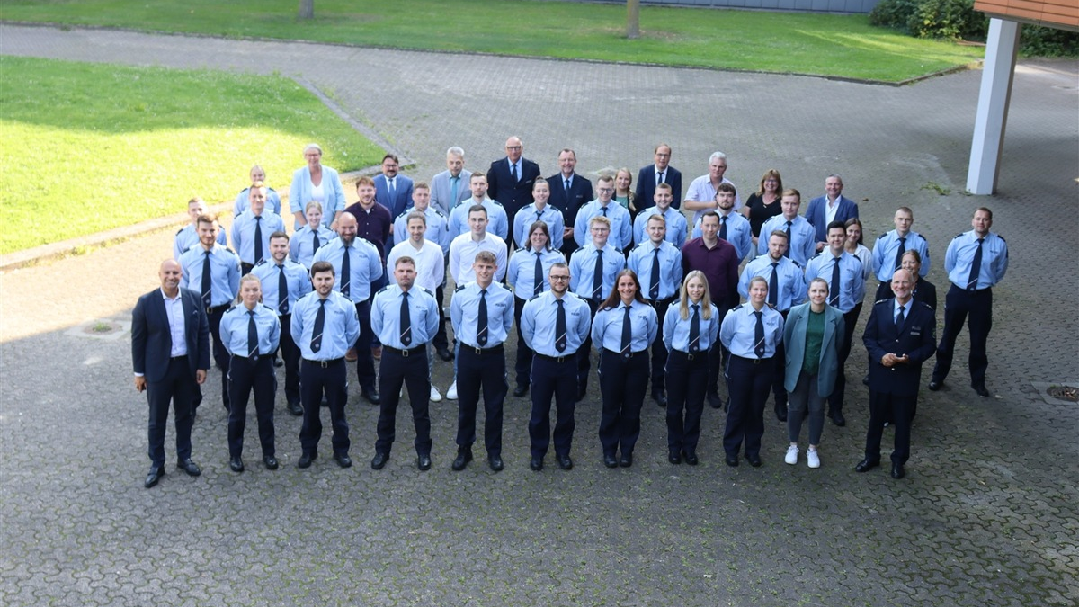 POL-MI: Nachersatz: Zahlreiche neue Polizistinnen und Polizisten im Mindener Kreishaus begrüßt - Foto: presseportal.de