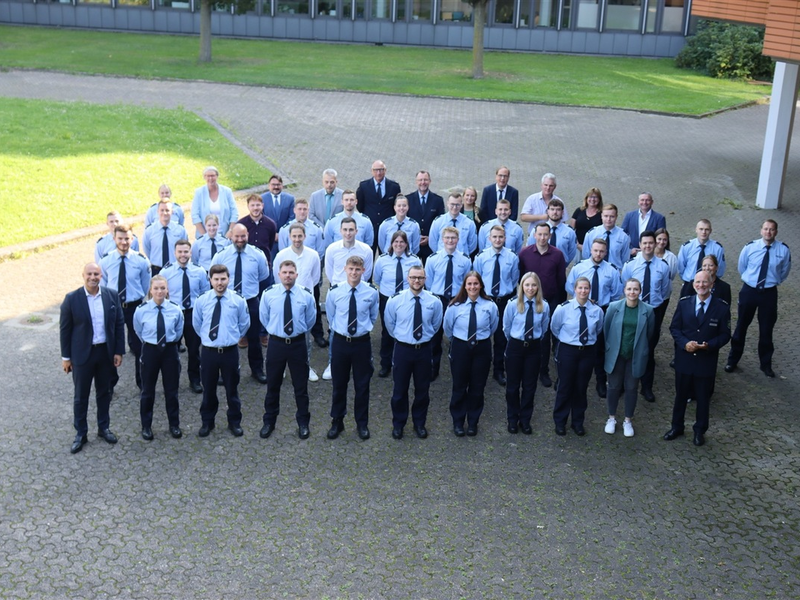 POL-MI: Nachersatz: Zahlreiche neue Polizistinnen und Polizisten im Mindener Kreishaus begrüßt - Foto: presseportal.de