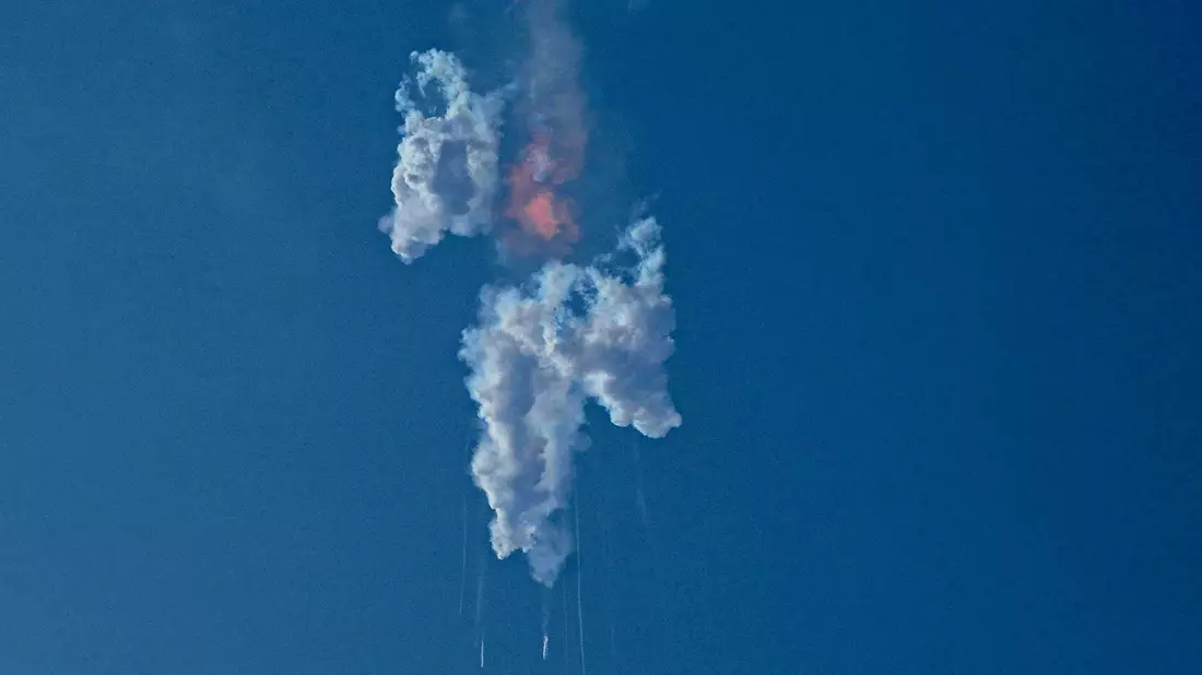 Beim Erststart des größten jemals gebauten Raketensystems der Raumfahrtgeschichte kam es zu Explosionen. - Bild: Eric Gay/AP/dpa
