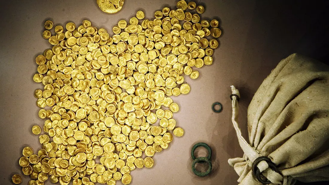Der größte keltische Goldfund des 20. Jahrhunderts wurde 1999 gefunden, im November 2022 hatten Einbrecher die Goldmünzen gestohlen. (Archivbild) - Bild: Frank Mächler/dpa