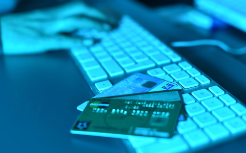 Oft stehen bei Unternehmensbetrug die Täter auf der eigenen Gehaltsliste (Symbolbild). - Foto: Uli Deck/dpa