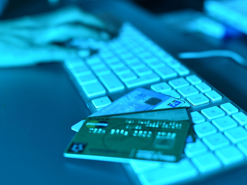 Oft stehen bei Unternehmensbetrug die Täter auf der eigenen Gehaltsliste (Symbolbild). - Foto: Uli Deck/dpa