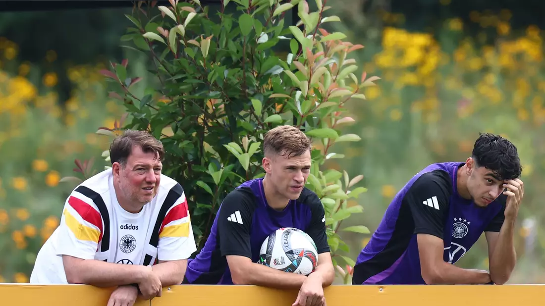 Der neue Kapitän der Nationalmannschaft: Joshua Kimmich (M) beim Training in Herzogenaurach - Bild: Daniel Karmann/dpa