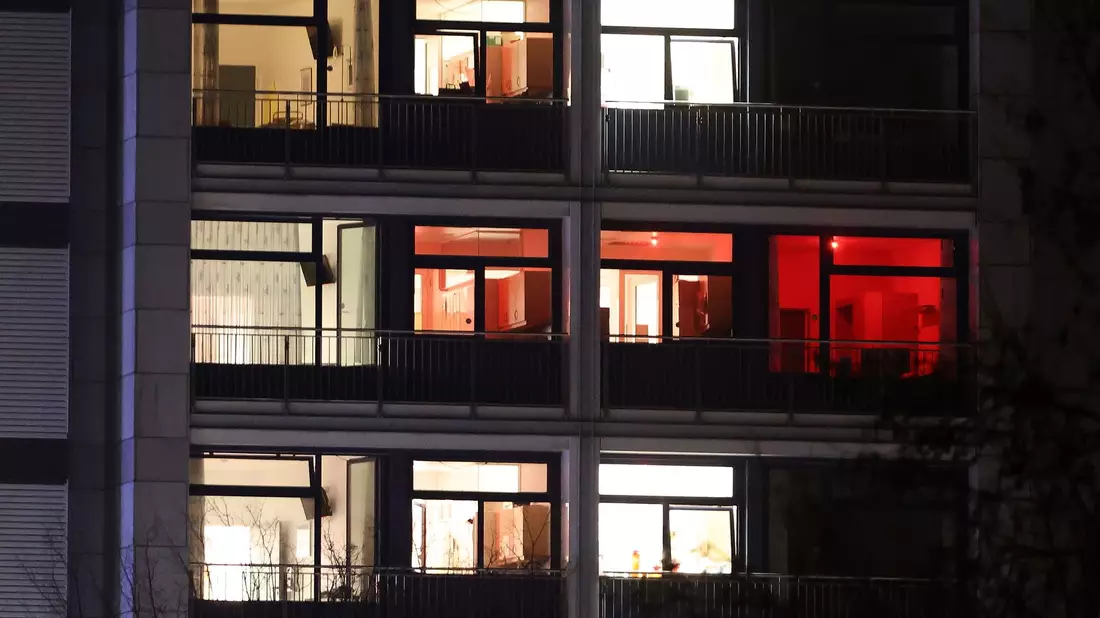 Vor einem halben Jahr war die Polizei wegen einer Bedrohungslage und eines Brandes in einer Klinik in Aachen stundenlang im Einsatz. Nun hat der Prozess wegen versuchten Mordes in Tateinheit mit Brandstiftung gegen die mutmaßliche Täterin begonnen. - Bild: David Young/dpa