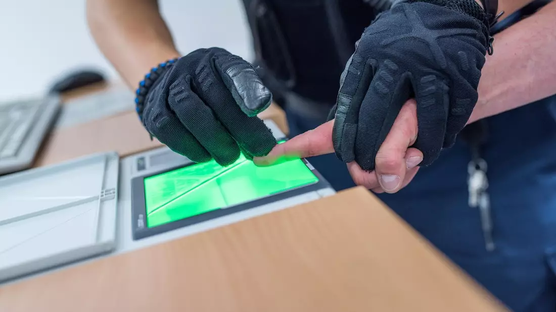 BPOL NRW: Bundespolizei beschlagnahmt mehrere gefälschte Urkunden und zieht zwei Fahrer ohne Führerschein aus dem Verkehr - Kennzeichenmissbrauch lag auch vor - Bild: presseportal.de