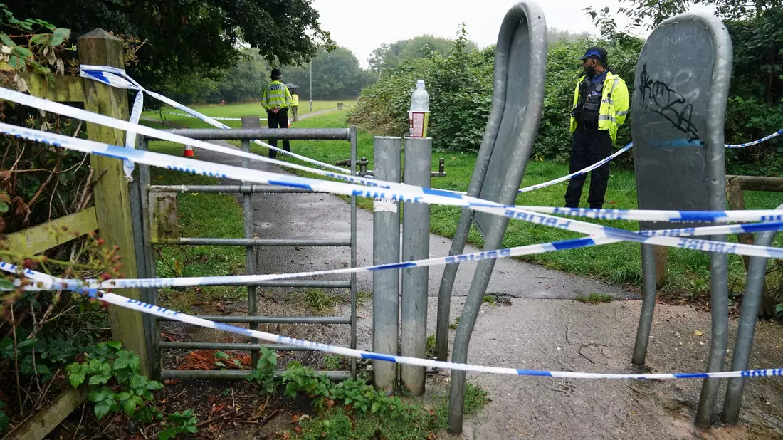 Absperrung am Tatort: Die Polizei hat fünf Minderjährige festgenommen. - Bild: Jacob King/PA Wire/dpa