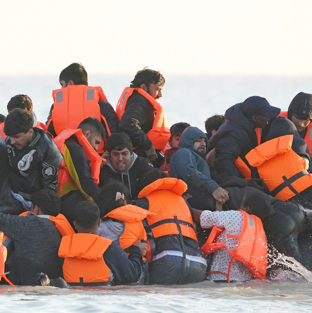 Immer wieder kommen Flüchtlinge bei der gefährlichen Überfahrt mit kleinen Booten Richtung Großbritannien ums Leben. (Archivbild). - Foto: Gareth Fuller/PA Wire/dpa