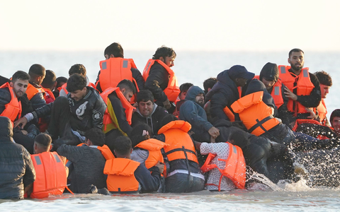 Immer wieder kommen Flüchtlinge bei der gefährlichen Überfahrt mit kleinen Booten Richtung Großbritannien ums Leben. (Archivbild). - Foto: Gareth Fuller/PA Wire/dpa