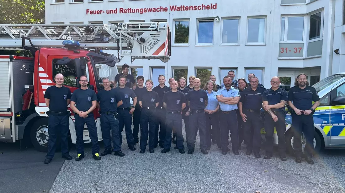 POL-BO: Informationsaustausch mit Blick über Wattenscheid: Vertreter der Polizeiwache West zu Besuch bei der Feuerwehr - Bild: presseportal.de