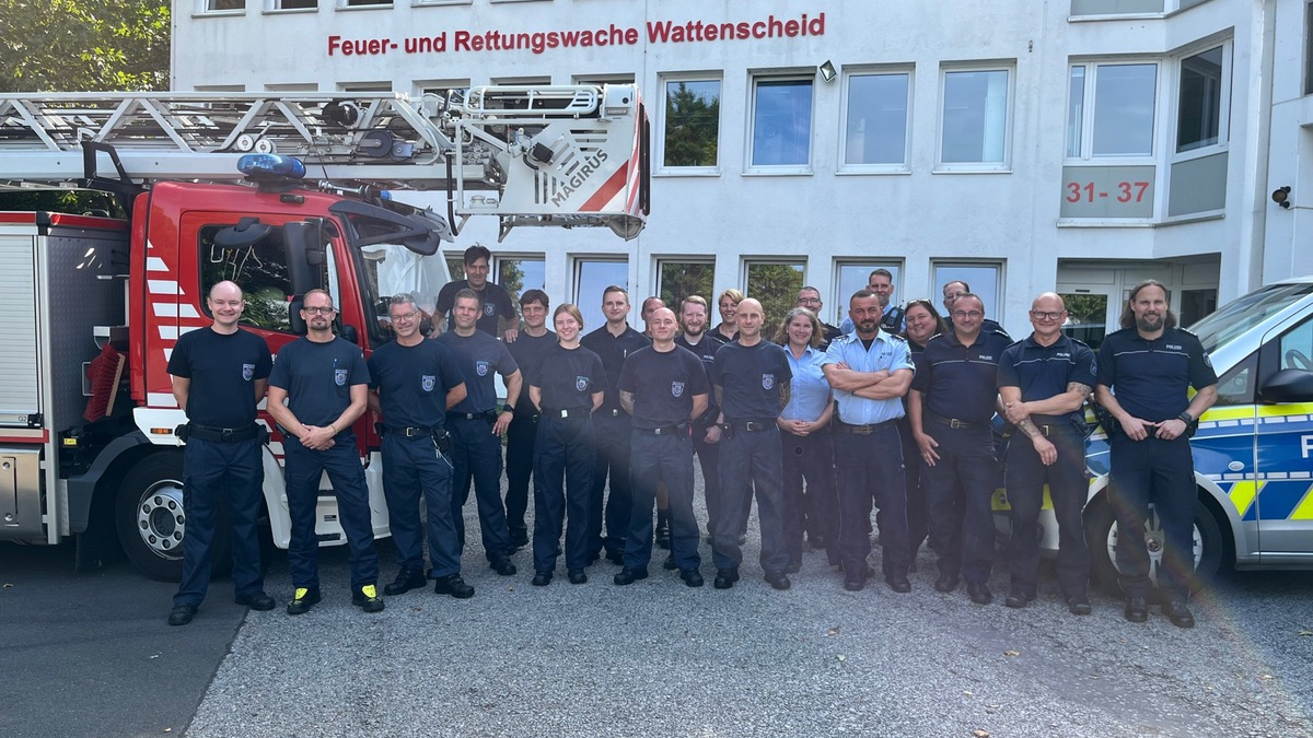 POL-BO: Informationsaustausch mit Blick über Wattenscheid: Vertreter der Polizeiwache West zu Besuch bei der Feuerwehr - Foto: presseportal.de