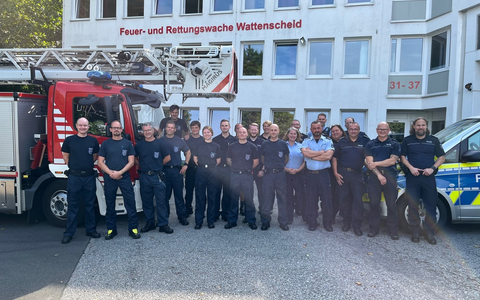 POL-BO: Informationsaustausch mit Blick über Wattenscheid: Vertreter der Polizeiwache West zu Besuch bei der Feuerwehr - Foto: presseportal.de