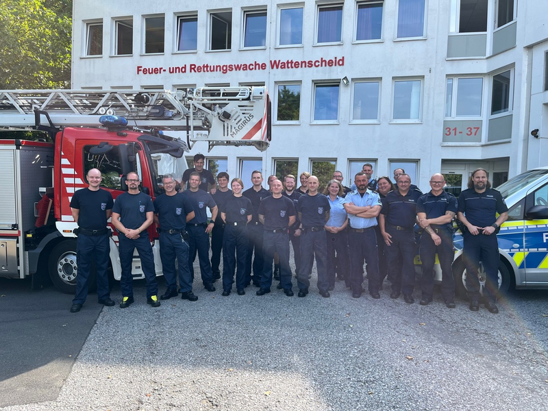 POL-BO: Informationsaustausch mit Blick über Wattenscheid: Vertreter der Polizeiwache West zu Besuch bei der Feuerwehr - Foto: presseportal.de