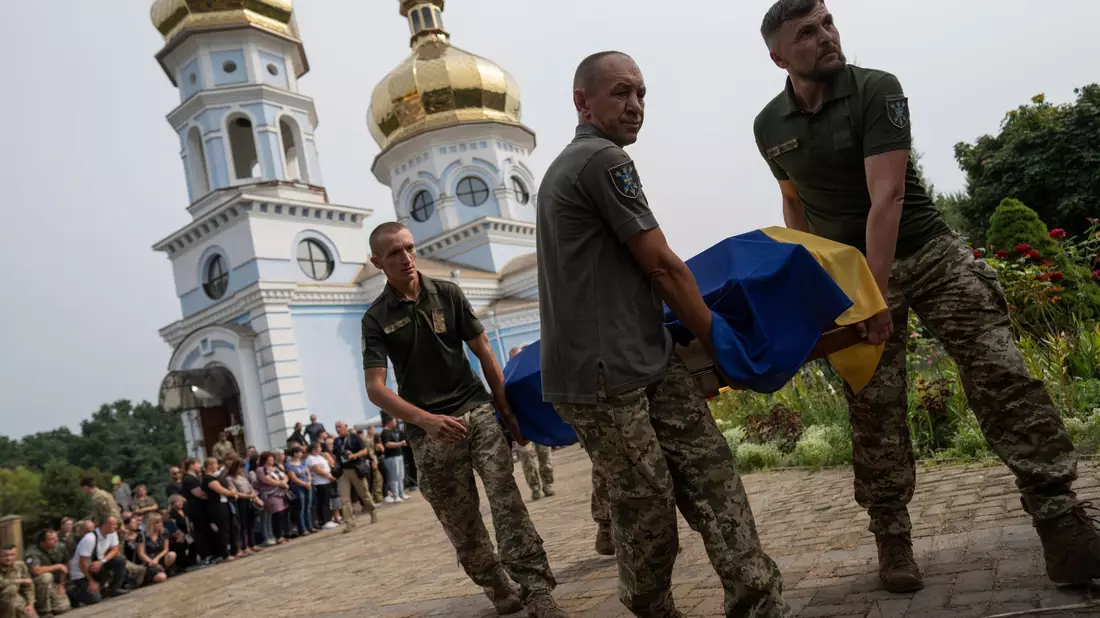 Die zentralukrainische Stadt Poltawa ist immer wieder Ziel russischer Angriffe. (Archivbild) - Bild: Evgeniy Maloletka/AP/dpa