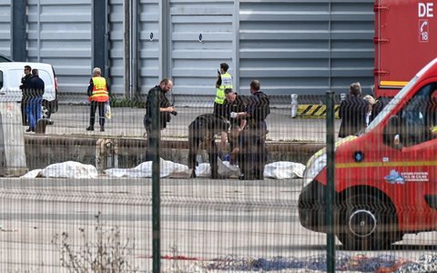 Die Einsatzkräfte sind mit einem Großaufgebot vor Ort. - Foto: Bernard Barron/AFP/dpa