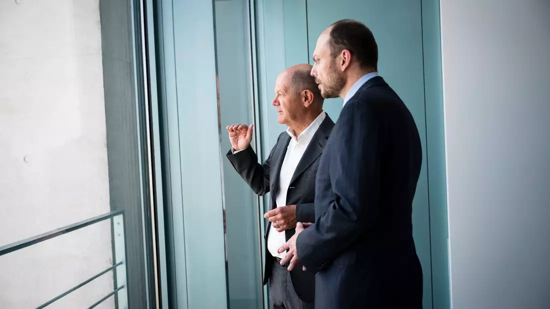 Haben länger miteinander gesprochen: Scholz empfängt den freigelassenen Kremlgegner im Bundeskanzleramt. - Bild: Sandra Steins/Bundesregierung/dpa