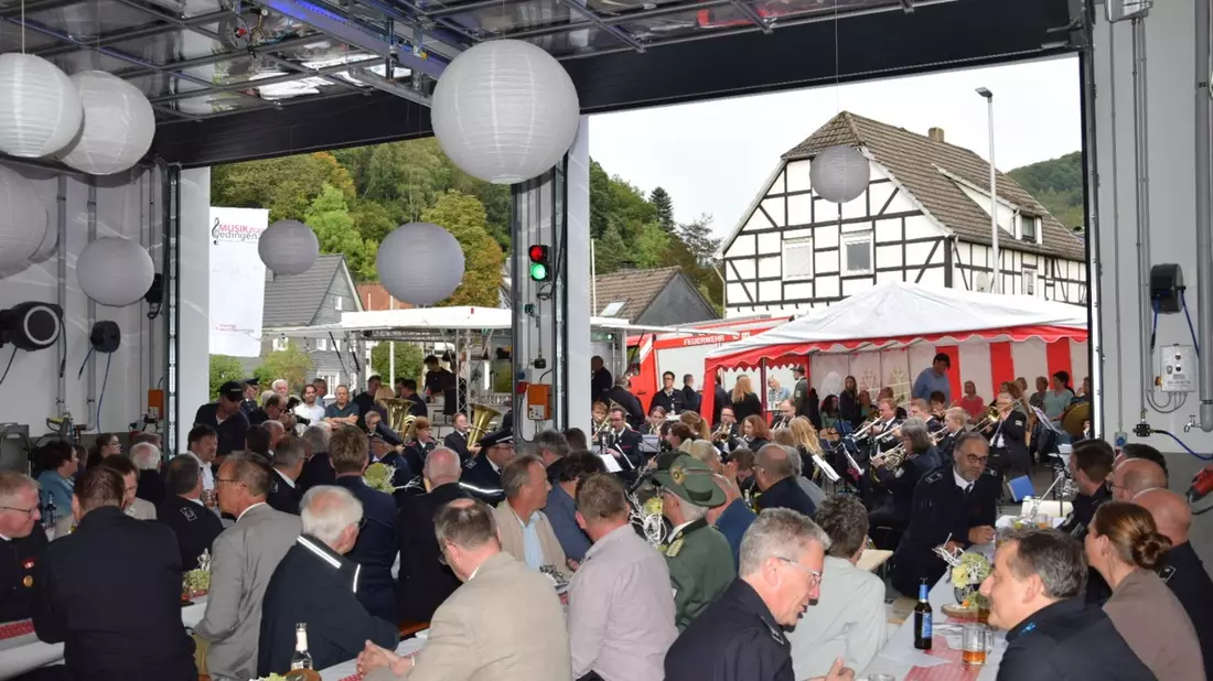 FW-OE: Offizielle Schlüsselübergabe des neuen Feuerwehrgerätehauses in Oedingen - Bild: presseportal.de