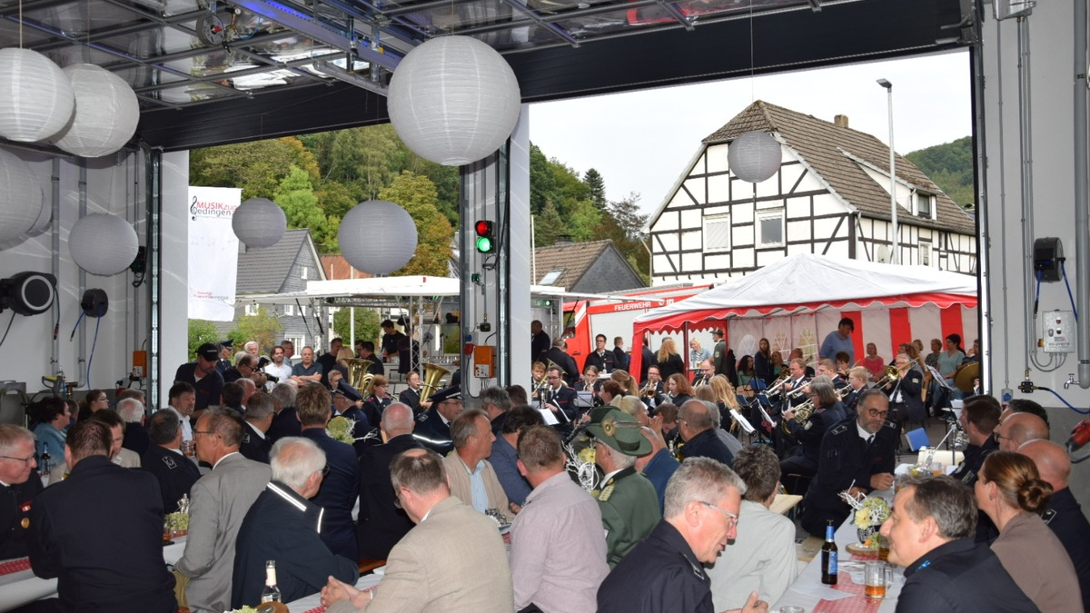 FW-OE: Offizielle Schlüsselübergabe des neuen Feuerwehrgerätehauses in Oedingen - Foto: presseportal.de