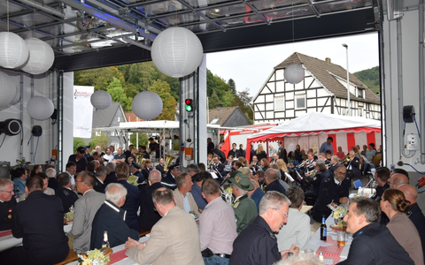 FW-OE: Offizielle Schlüsselübergabe des neuen Feuerwehrgerätehauses in Oedingen - Foto: presseportal.de FW-OE: Offizielle Schlüsselübergabe des neuen Feuerwehrgerätehauses in Oedingen - Foto: presseportal.de