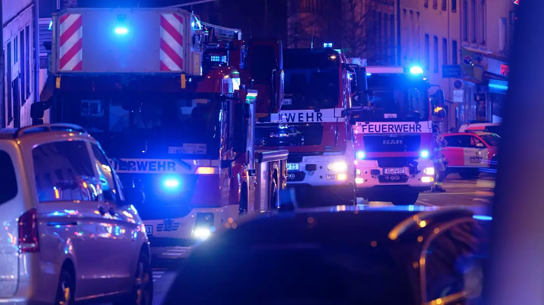 Nach einem Brand und einer Bedrohungslage zuckten stundenlang die Blaulichter der Einsatzfahrzeuge vor einer Klinik in Aachen. Nun hat vor dem Landgericht der Prozess gegen die mutmaßliche Täterin begonnen. (Archivbild) - Bild: Henning Kaiser/dpa