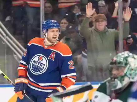 Leon Draisaitl hat seinen NHL-Vertrag in Edmonton verlängert. - Foto: JASON FRANSON/The Canadian Press/AP/dpa