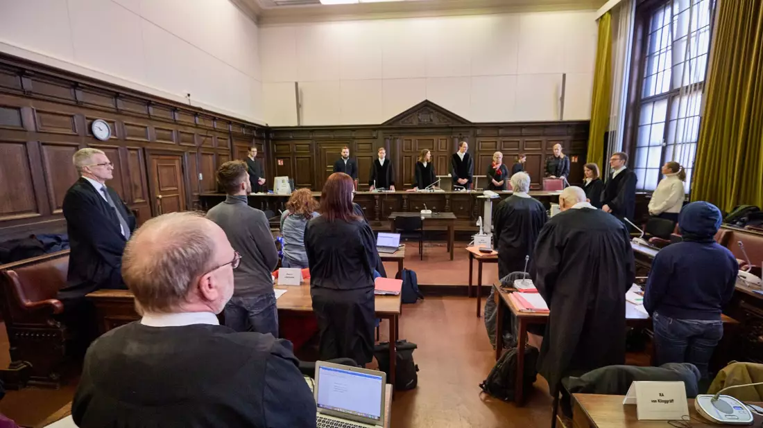 Angeklagte im Rondenbarg-Prozess zu Geldstrafen verurteilt. (Archivfoto) - Bild: Georg Wendt/dpa