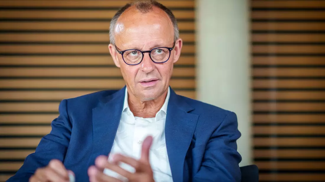 Unionsfraktionschef Friedrich Merz wirft Russland nach dem verheerenden Raketenangriff auf die zentralukrainische Stadt Poltawa in einem Interview der Deutschen Presse-Agentur Kriegsverbrechen vor. - Bild: Michael Kappeler/dpa