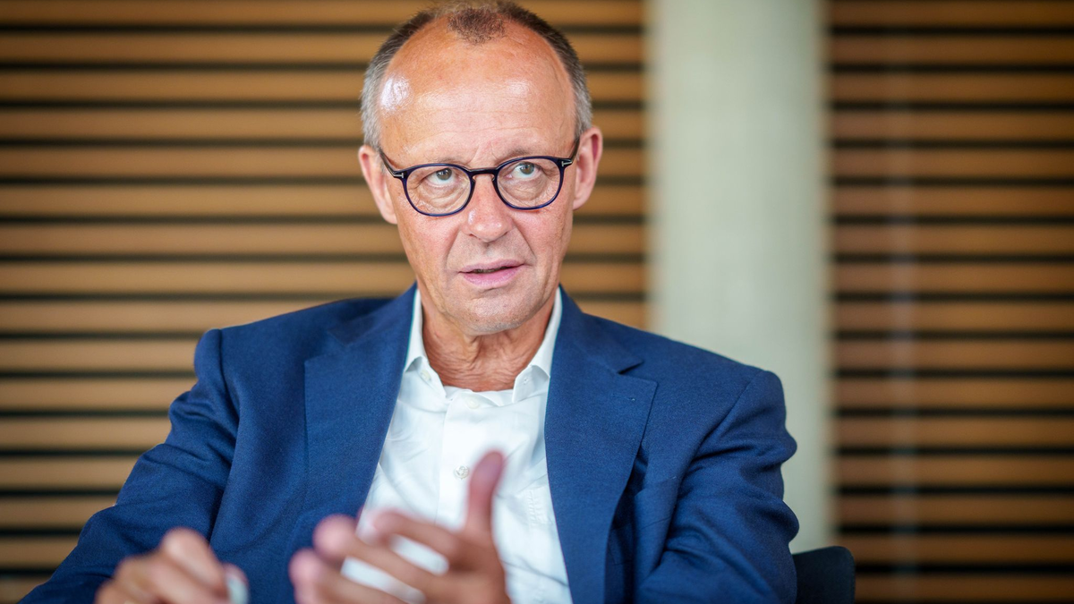 Unionsfraktionschef Friedrich Merz wirft Russland nach dem verheerenden Raketenangriff auf die zentralukrainische Stadt Poltawa in einem Interview der Deutschen Presse-Agentur Kriegsverbrechen vor. - Foto: Michael Kappeler/dpa