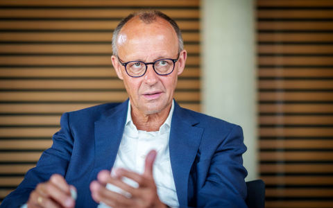 Unionsfraktionschef Friedrich Merz wirft Russland nach dem verheerenden Raketenangriff auf die zentralukrainische Stadt Poltawa in einem Interview der Deutschen Presse-Agentur Kriegsverbrechen vor. - Foto: Michael Kappeler/dpa