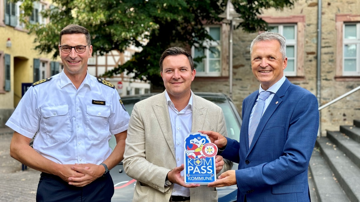 POL-MTK: Innenstaatssekretär Martin Rößler verleiht der Stadt Hofheim am Taunus das KOMPASS-Sicherheitssiegel - Foto: presseportal.de