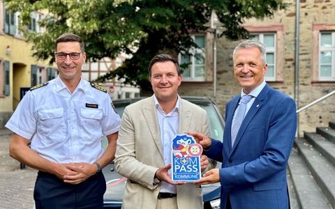 POL-MTK: Innenstaatssekretär Martin Rößler verleiht der Stadt Hofheim am Taunus das KOMPASS-Sicherheitssiegel - Foto: presseportal.de