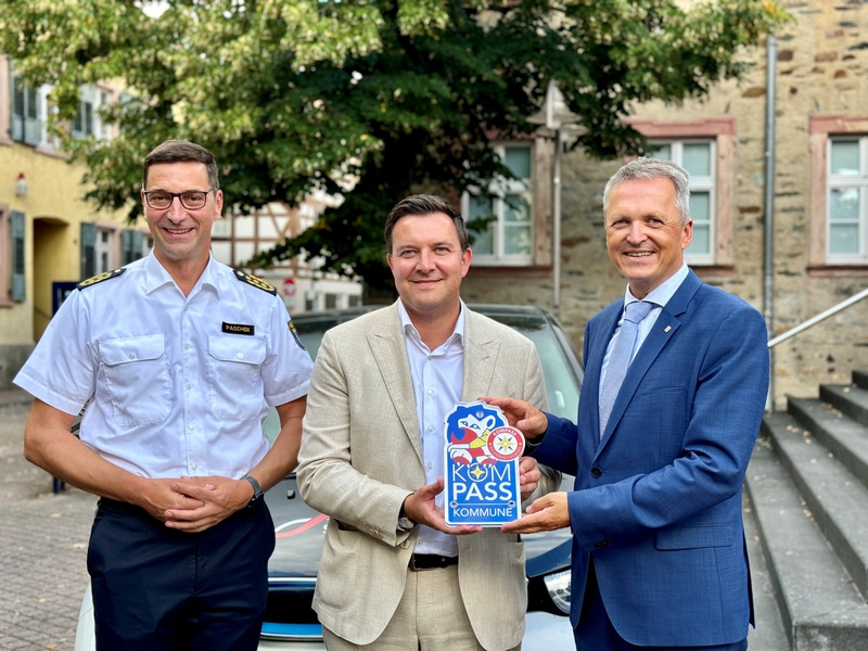 POL-MTK: Innenstaatssekretär Martin Rößler verleiht der Stadt Hofheim am Taunus das KOMPASS-Sicherheitssiegel - Foto: presseportal.de