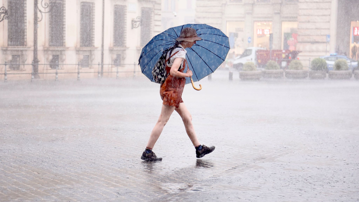 In Rom gab es einen schweren Sommerregen. - Foto: Cecilia Fabiano/LaPresse via ZUMA Press/dpa