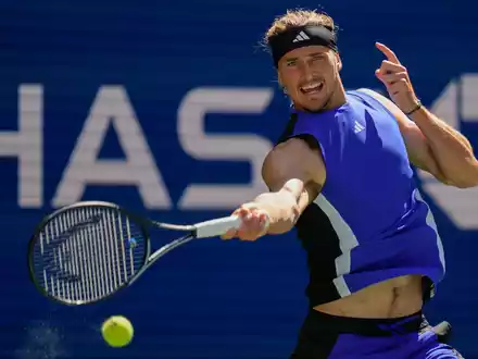 Enttäuscht reagiert Taylor Fritz auf die Niederlage im US-Open-Endspiel. - Foto: Kirsty Wigglesworth/AP/dpa