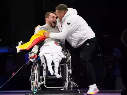 Trainer Alexander Bondar feiert mit seinem Schützling Maurice Schmidt. - Foto: Julian Stratenschulte/dpa