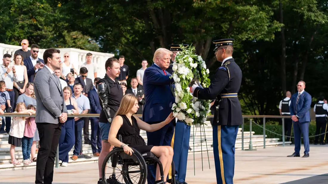 Mit seinem Besuch auf dem Nationalfriedhof Arlington hat Trump eine Kontroverse ausgelöst. (Archivbild) - Bild: Alex Brandon/AP/dpa
