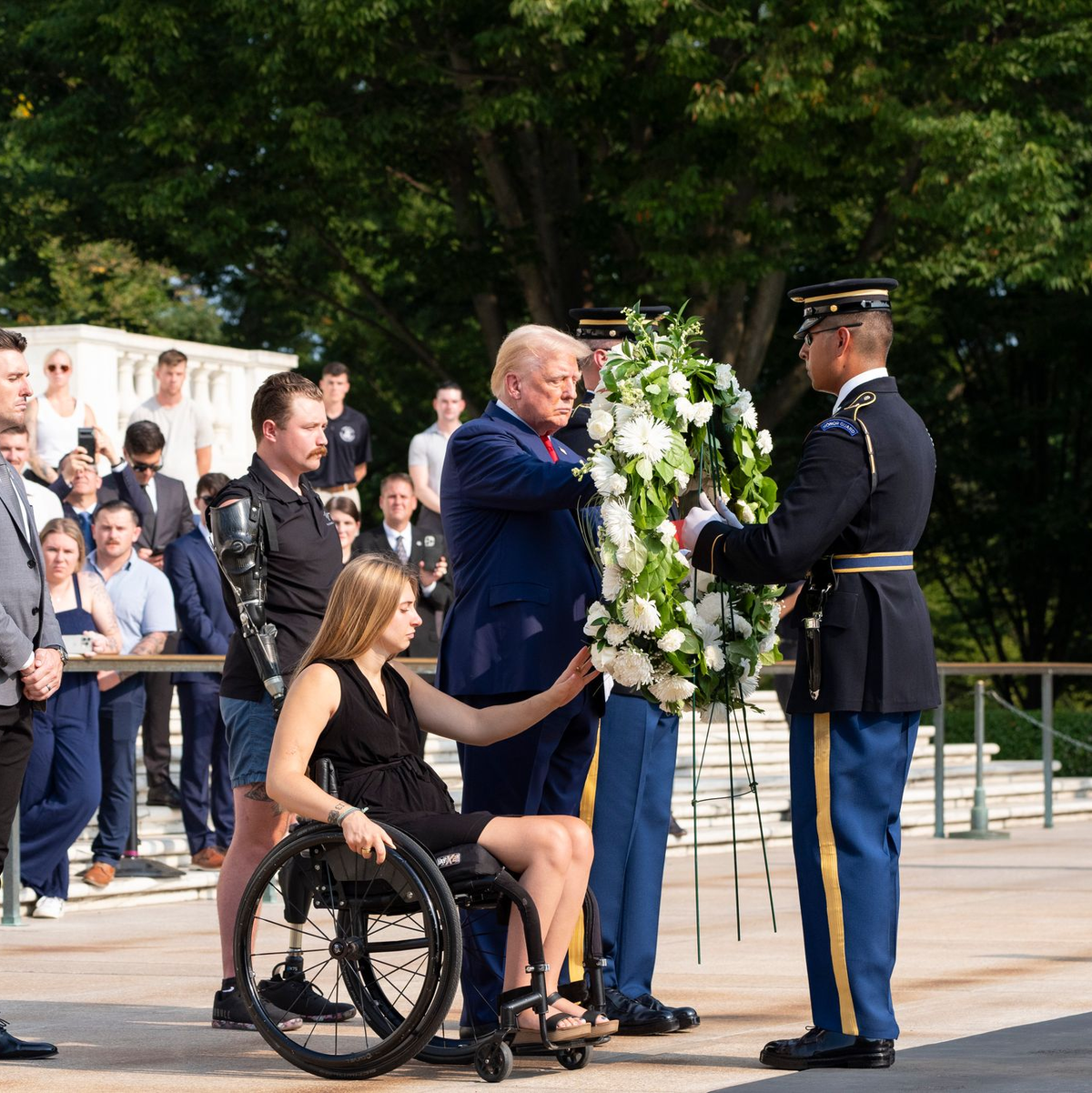 Mit seinem Besuch auf dem Nationalfriedhof Arlington hat Trump eine Kontroverse ausgelöst. (Archivbild) - Foto: Alex Brandon/AP/dpa