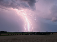 Bis zu 30.000 Grad Celsius entstehen in einem Blitzkanal. (Archivbild) - Foto: Marius Bulling/dpa