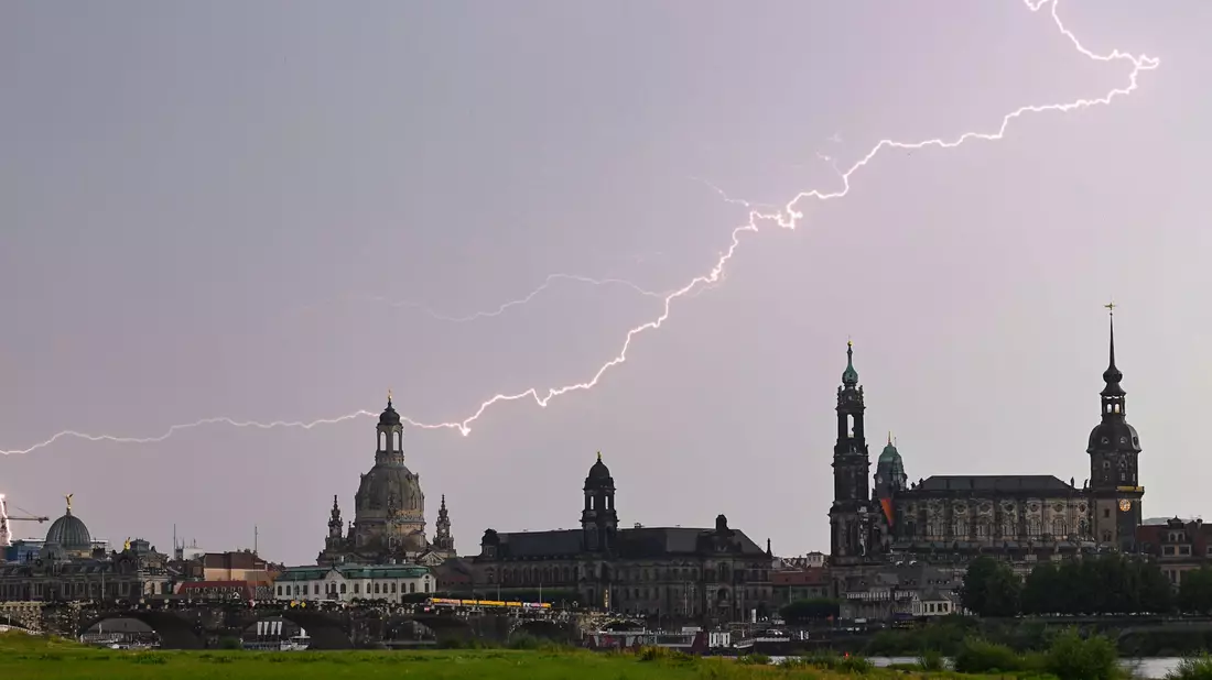 In Gebäuden ist man bei Gewittern sicherer als draußen auf einer Wiese. (Archivbild) - Bild: Robert Michael/dpa