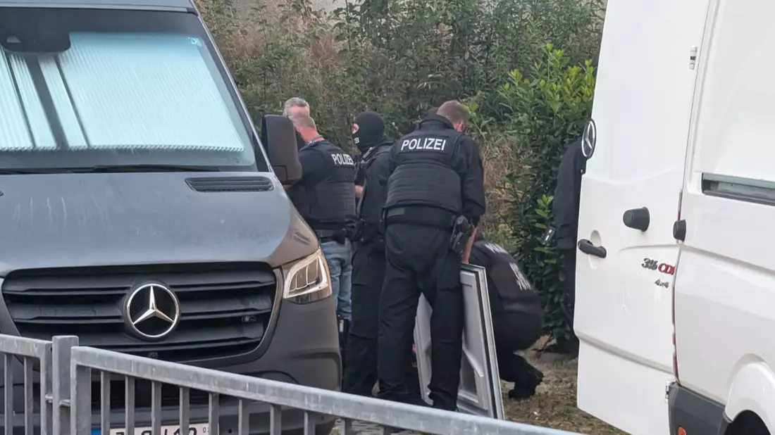 In fünf Bundesländern durchsuchte die Polizei Wohnungen. - Bild: Alexandra Krüger/Wichmann TV/dpa