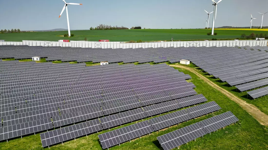 Reiches Amtsvorgänger Robert Habeck hatte mit verschiedenen Maßnahmen den Ausbau des Ökostroms vor allem aus Wind und Sonne vorangetrieben.n(Symbolbild) - Bild: Jan Woitas/dpa