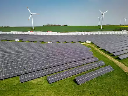 Reiches Amtsvorgänger Robert Habeck hatte mit verschiedenen Maßnahmen den Ausbau des Ökostroms vor allem aus Wind und Sonne vorangetrieben.n(Symbolbild) - Foto: Jan Woitas/dpa