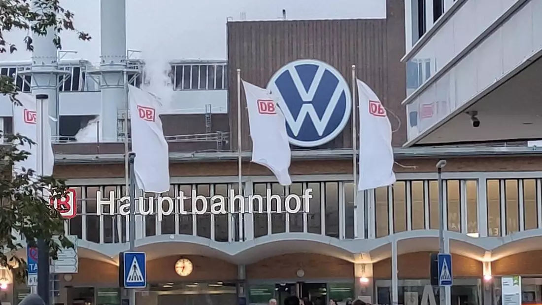 Wolfsburg Hbf mit VW-Werk im Hintergrund (Archiv) - Bild: über dts Nachrichtenagentur
